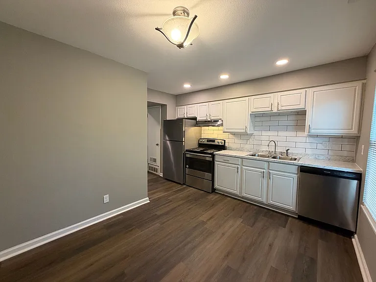 1931 N Bowman Ave — Photo 2