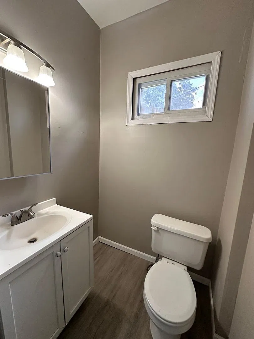 3bedrooms 1 1/2 bathroom. The house is very spacious living room, dining room and full kitchen in... — Photo 3