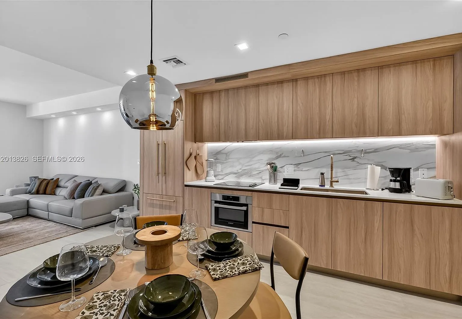 1 bed, 1.0 bath, 871 sqft, $5,000 — Photo 1