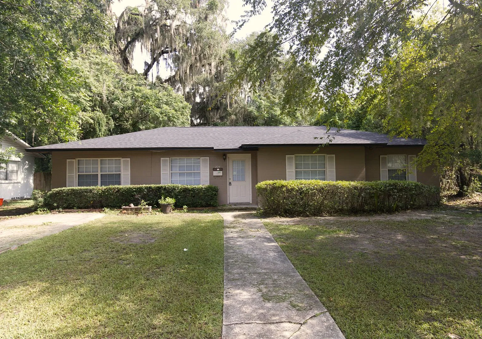 Charming 4 Bedroom, 2 Bathroom House — Photo 1