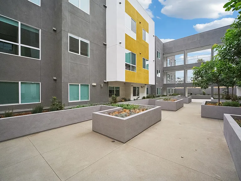 Bermuda Court — Photo 1