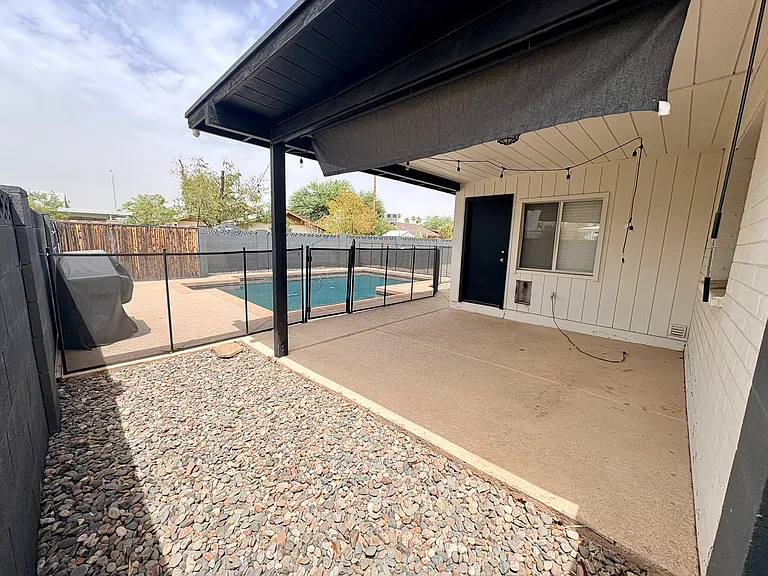 1410 E Bishop Dr — Photo 22