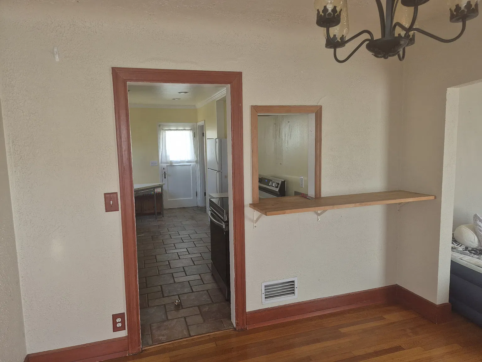3 bed, 1.5 bath, 1415 sqft, $2,600 — Photo 4