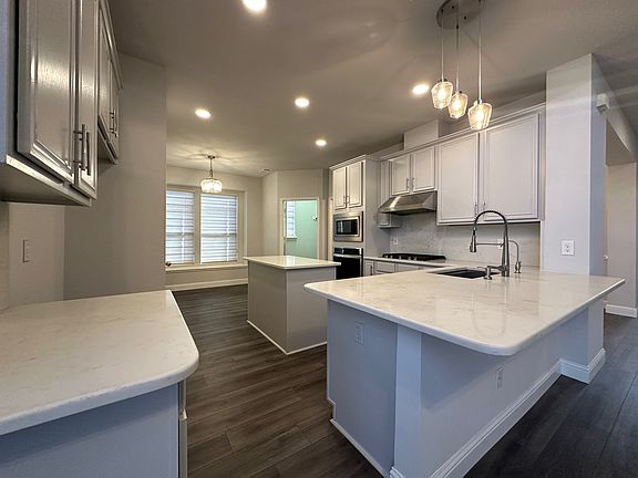 5th image of 2052 Camelot Dr