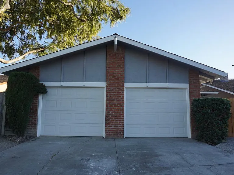 2218 Harrison St — Photo 1