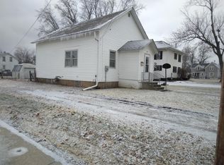208 3rd St NW, State Center, IA 50247