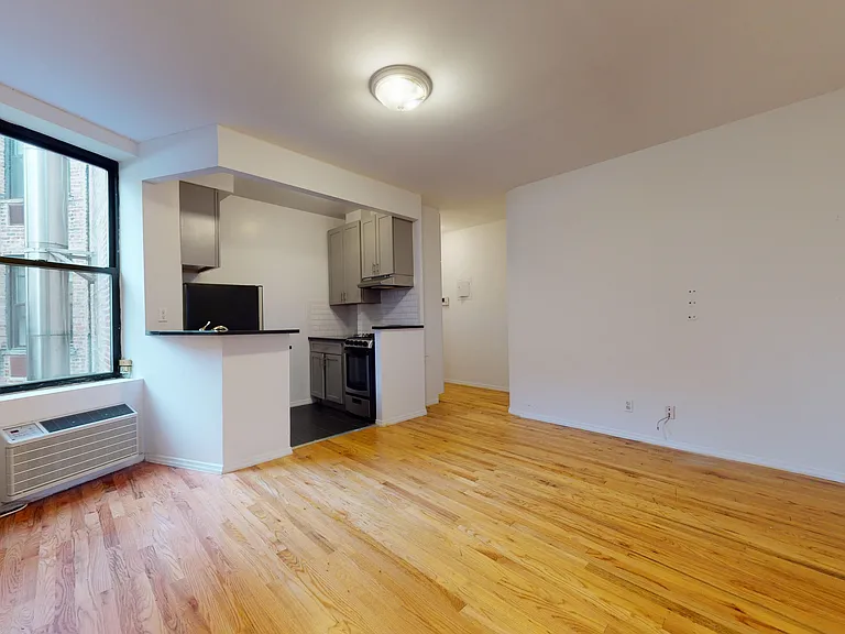 240 Waverly Pl #56 — Photo 4