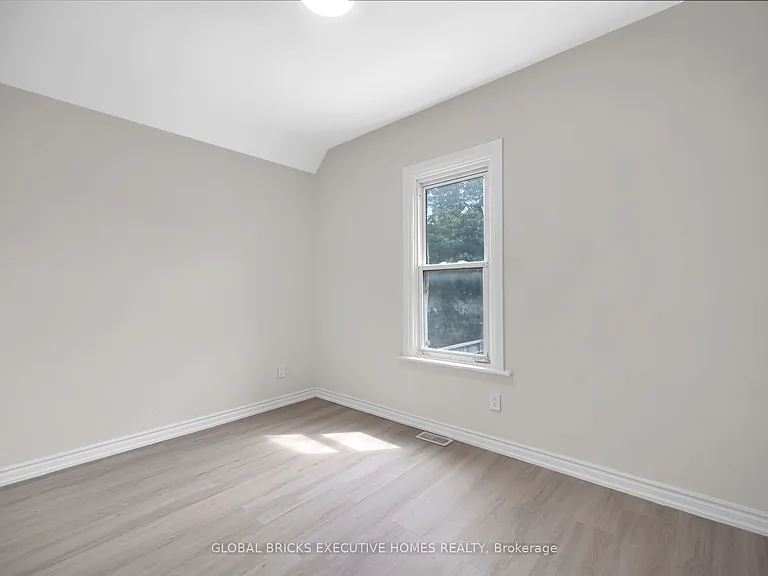 108 Lindsay St S — Photo 7