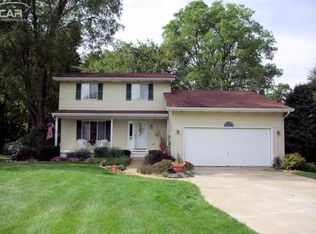 12202 Overlook Dr, Fenton, MI 48430