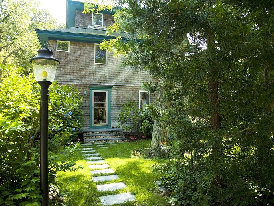 Private front yard