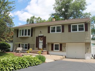 28 Seneca Trl, Oak Ridge, NJ 07438