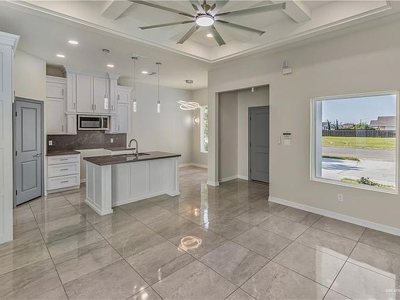 4th image of 913 Trinity Dr