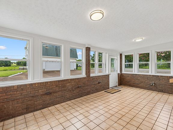 4th image of 861 Fox Ln