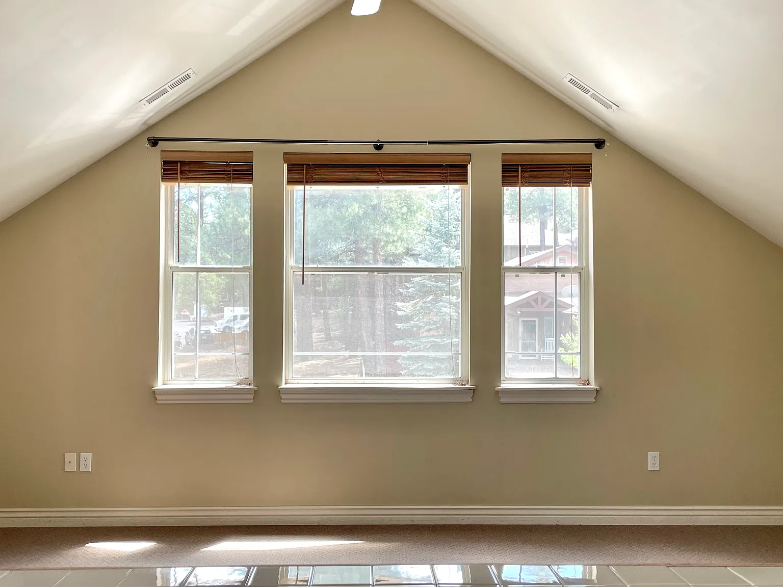 498 E Twelve Oaks Dr — Photo 2