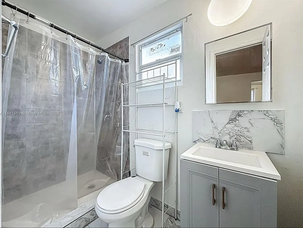 1 bed, 1.0 bath, 100 sqft, $1,200 — Photo 4
