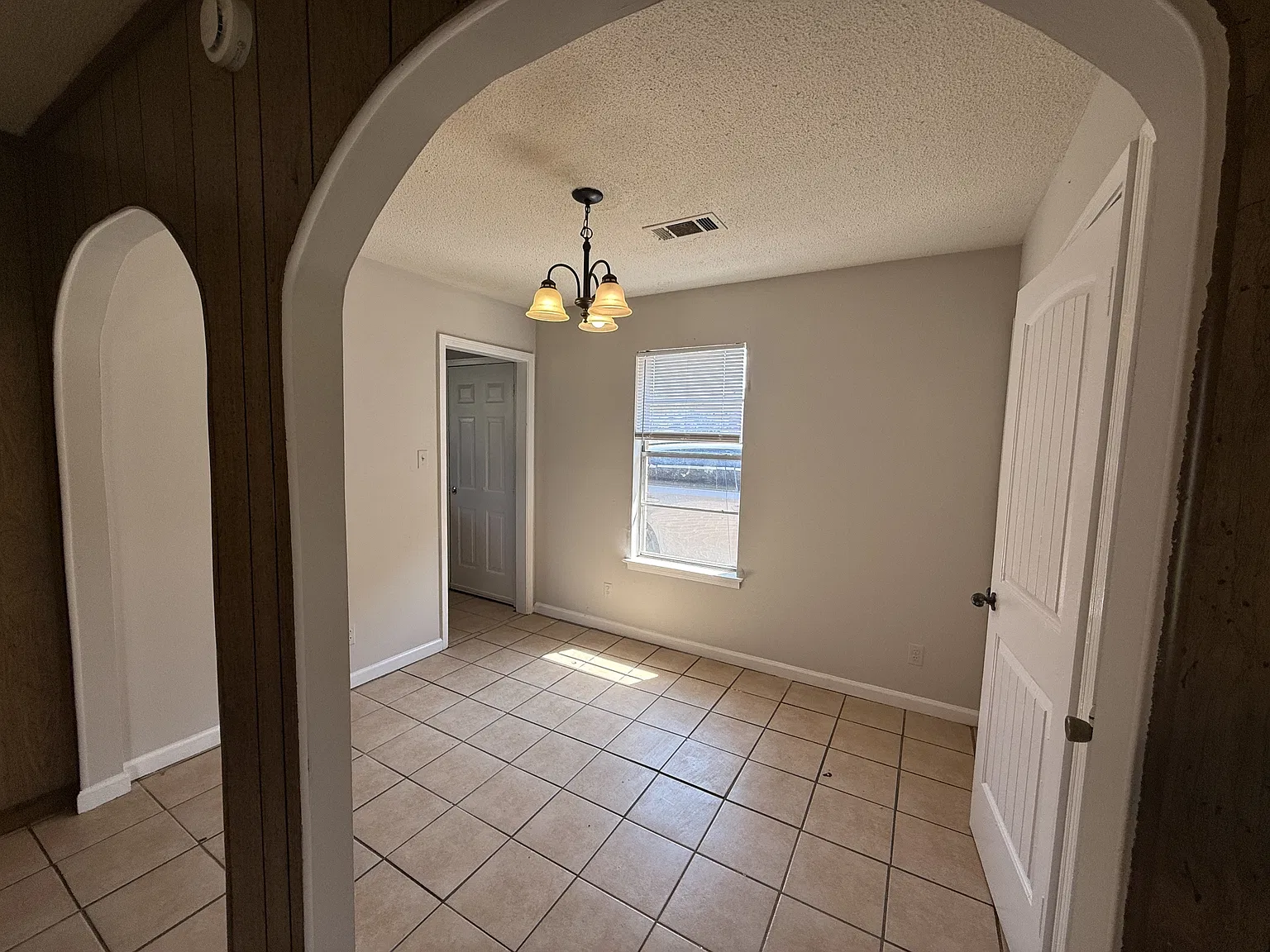 3 bed, 2.0 bath, 1161 sqft, $1,100 — Photo 3