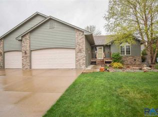 1613 S Locust Ave, Brandon, SD 57005
