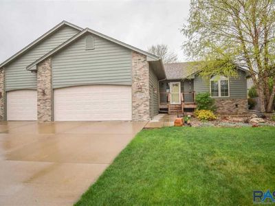 1613 S Locust Ave, Brandon, SD, 57005