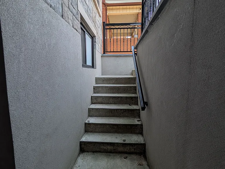1036 Dovercourt Rd #LOWER — Photo 23