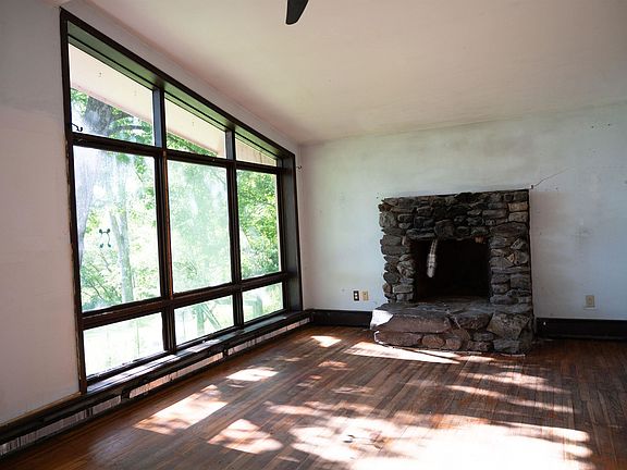 3rd image of 165 Dutton Farm Road