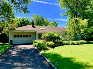 14 Hunters Ln, Roslyn, NY 11576