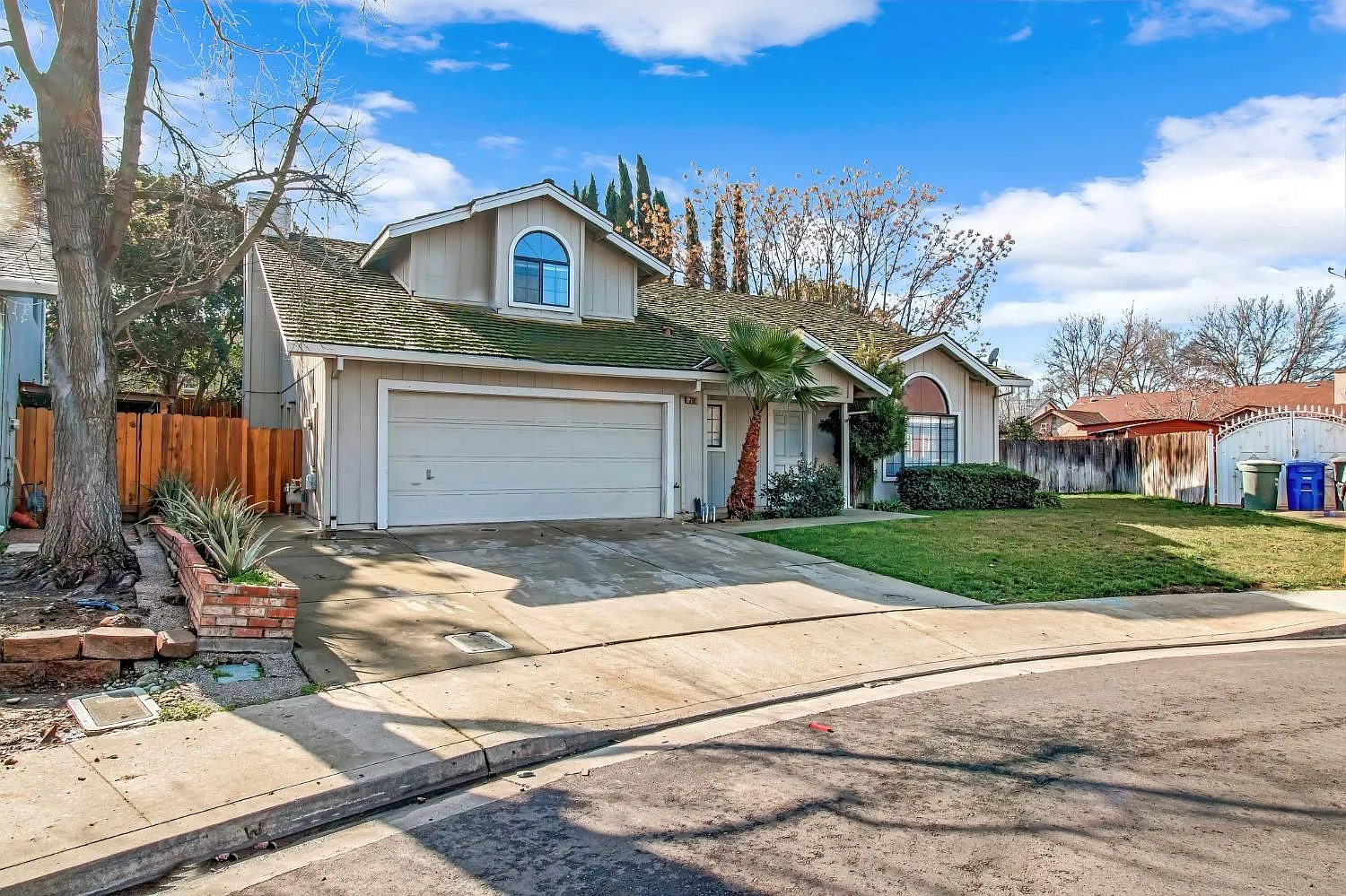 712 Bonneau Ct photo 1