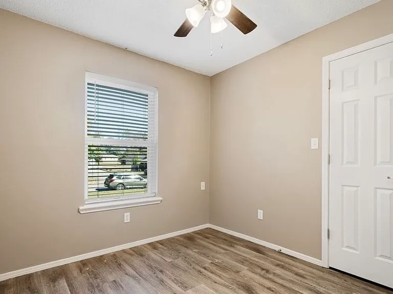 2406 Linda Ct — Photo 11