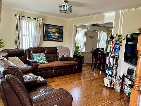 5th image of 428 Woodbine Ave
