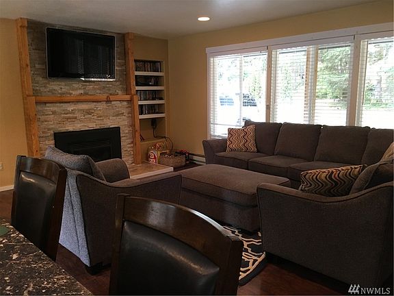 2nd image of 20 E Park Ln