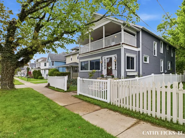 1012 Pearl St, Saint Joseph, MI 49085