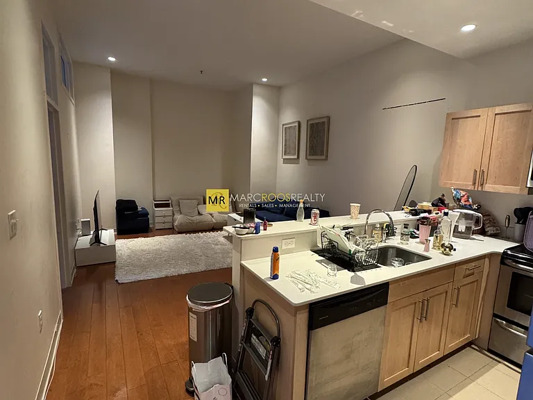405 Washington St — Photo 2