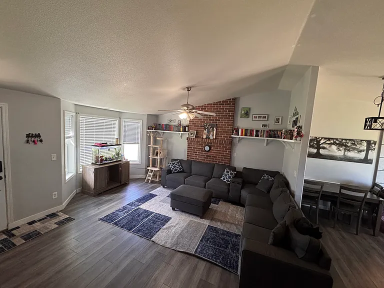 107 S Pine Dr — Photo 3