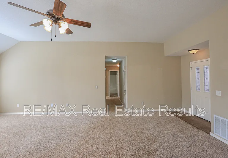 6303 S 37th St — Photo 18