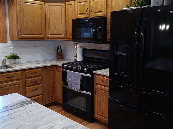3rd image of 7510 Glenwood Cir
