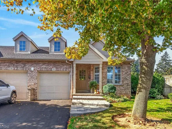 303 Central Ave #5, Grimsby, ON L3M 5L7
