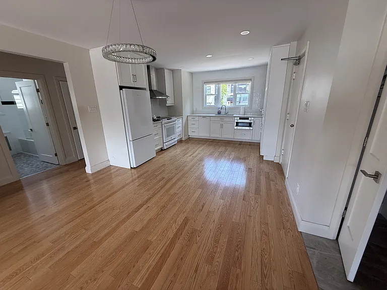 371 Churchill Ave N — Photo 4