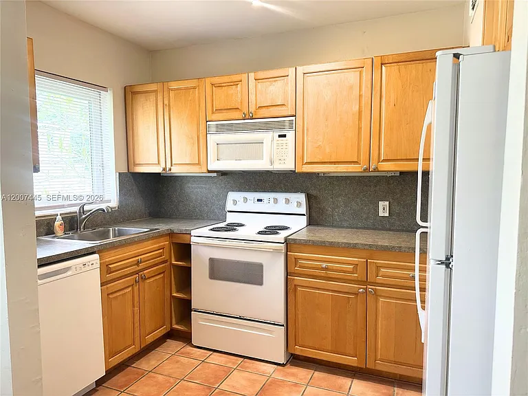7734 SW 55th Ave #B — Photo 6