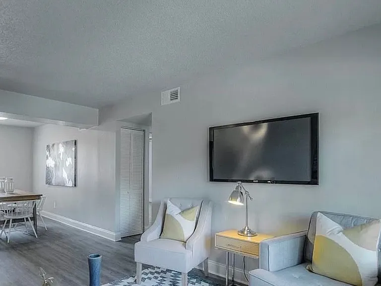 423-427 Maple Blvd — Photo 7