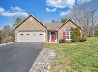 204 Montgomery Farms Ave, Moneta, VA 24121