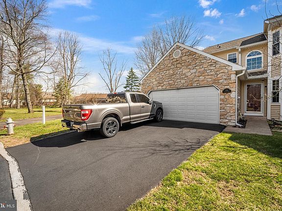 3rd image of 721 Locust Ln