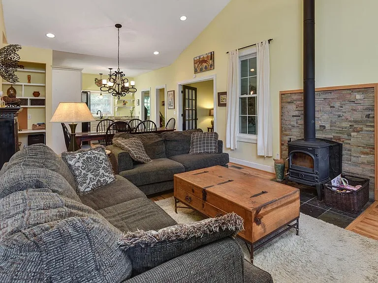 58 Old Spring Dr — Photo 4