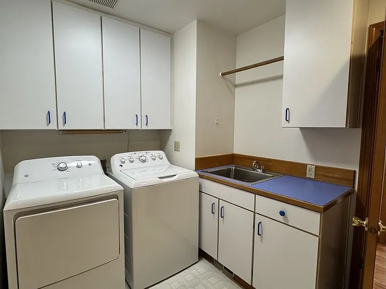 1033 S 232nd St — Photo 36