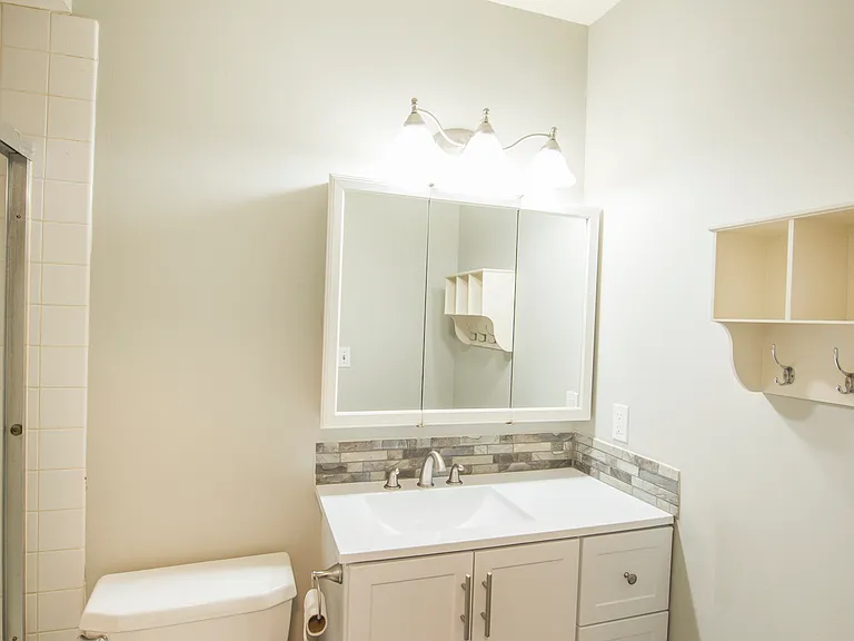 2562 Thorndyke Ave W #304 — Photo 8