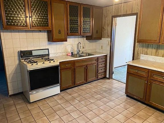 3rd image of 548 Meadow Dr