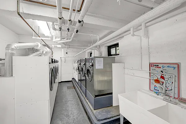 Sold by REMAX Elite | media 17