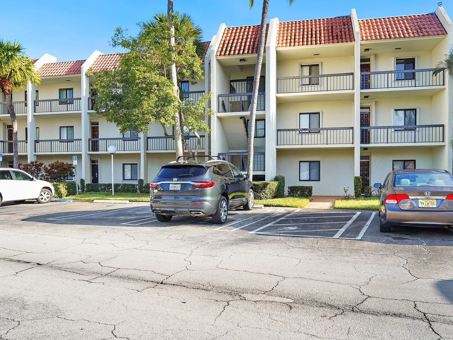 2 bed, 2.0 bath, 1042 sqft, $2,450 — Photo 1