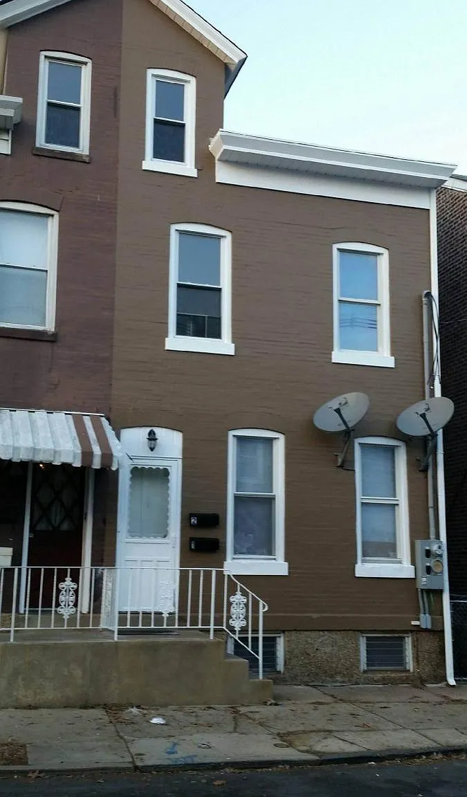 3 bed, $1,900 — Photo 1