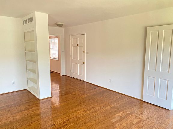 4th image of 765 S Windsor Blvd