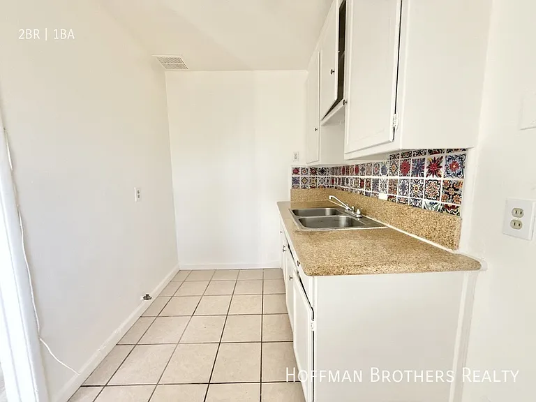 1056 E Rhea St #4 — Photo 2