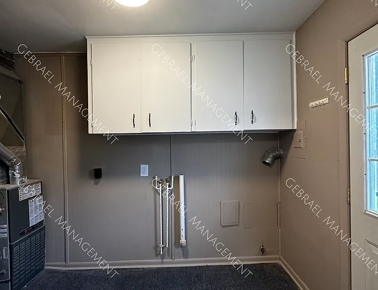 1221 Barney Ave — Photo 3